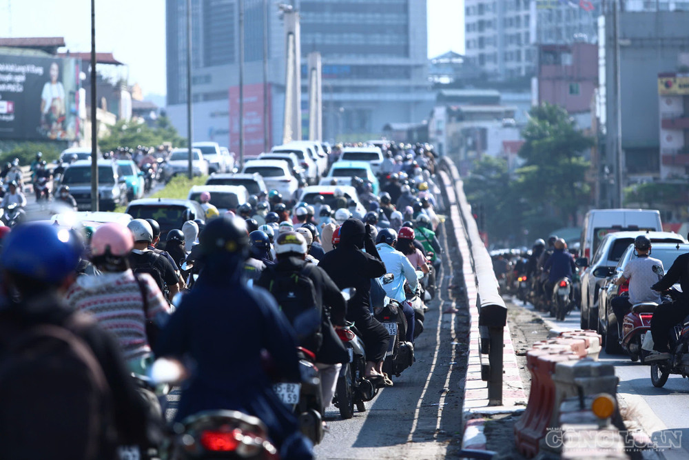 Tại đường Nguyễn Trãi hướng về Ngã Tư Sở, phương tiện đông đúc, dòng xe ùn ứ kéo dài lên khu vực cầu vượt. clo_br_z8220200193290-d4f1e63b77957829af918b0908853745.jpg
