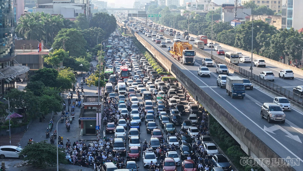 Trên đường Vành đai 3, đoạn Khuất Duy Tiến, tình trạng ùn ứ cũng xuất hiện. Hàng dài xe máy và ô tô nối tiếp nhau, các phương tiện phải di chuyển với tốc độ chậm. clo_br_z8220213418140-124515f53db0283d35f799a1276a554b.jpg