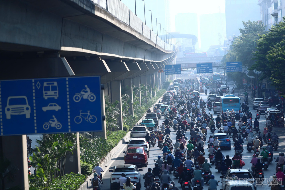 Tại khu vực Nguyễn Trãi, nút giao Ngã Tư Sở, mật độ phương tiện tăng rõ rệt. Dòng xe máy, ô tô nối dài, di chuyển chậm, đặc biệt tại khu vực nút giao khi nhiều hướng phương tiện cùng tập trung. clo_br_z8220201112047-8d60834f8fb80d58db3dd795209ef50e.jpg
