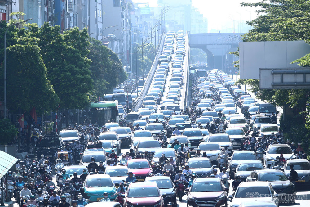 Ghi nhận của PV, trong giờ cao điểm sáng, nhiều tuyến đường hướng về trung tâm Thủ đô xảy ra ùn tắc cục bộ do lượng phương tiện tăng cao. clo_br_z8220200129384-4bc66d2b726a1bb669b400be5f00484a.jpg