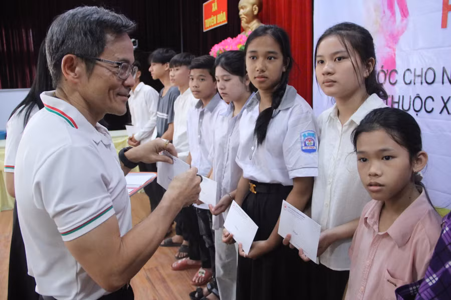 Ông Supakit Phucharoensilp - Tổng Giám đốc Công ty CP xi măng Sông Gianh và VCM trao học bổng cho cho học sinh có hoàn cảnh khó khăn. 1000075633.jpg