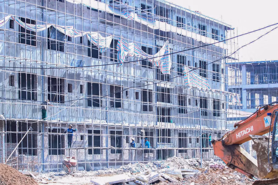 Khu nội trú dành cho học sinh, giáo viên, nhà đa năng, khu bếp và nhà ăn đang được các đơn vị thi công khẩn trương hoàn thiện. Đây là những hạng mục quan trọng phục vụ nhu cầu ăn, ở, sinh hoạt của học sinh trong năm học mới. truong-lien-cap-na-12.jpg
