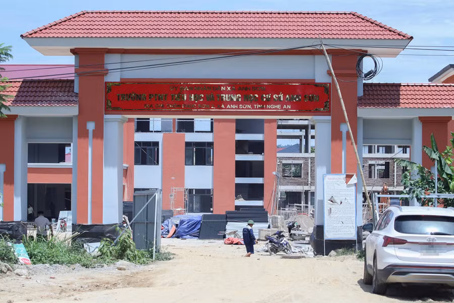 Những ngày đầu tháng 9, các nhà thầu đang dồn lực, tập trung nhân lực, máy móc, thiết bị để hoàn thiện công trình, kịp bàn giao trước lễ khai giảng năm học 2026-2027. truong-lien-cap-na-13.jpg