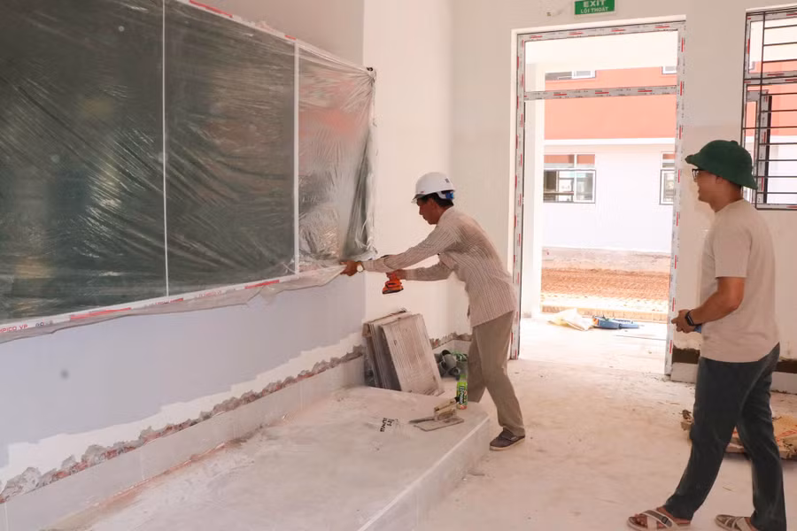 Cùng với hoàn thiện cơ sở vật chất, công nhân đang khẩn trương đưa bàn ghế, bảng và các thiết bị vào từng phòng để lắp đặt, chuẩn bị cho công tác dạy và học. truong-lien-cap-na-10.jpg