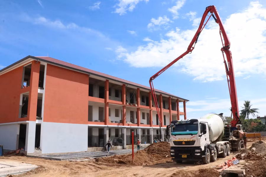 Hiện, 6 khối nhà học cùng khối nhà hiệu bộ của cơ bản hoàn thiện phần xây dựng, sơn tường, lắp đặt cửa chính, cửa sổ và đang được hoàn thiện các hạng mục liên quan. truong-lien-cap-na-8.jpg