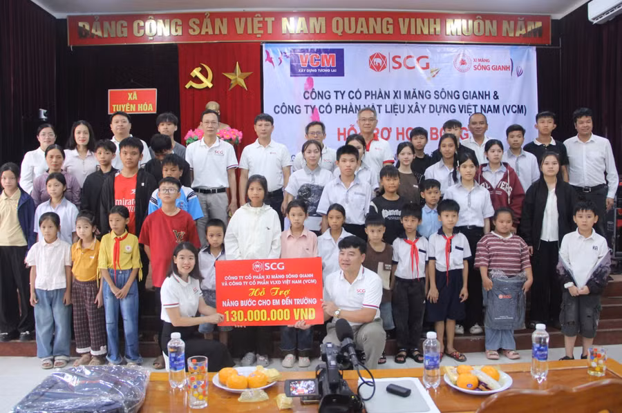 Xi măng Sông Gianh và VCM trao học bổng cho học sinh khó khăn tại Quảng Trị