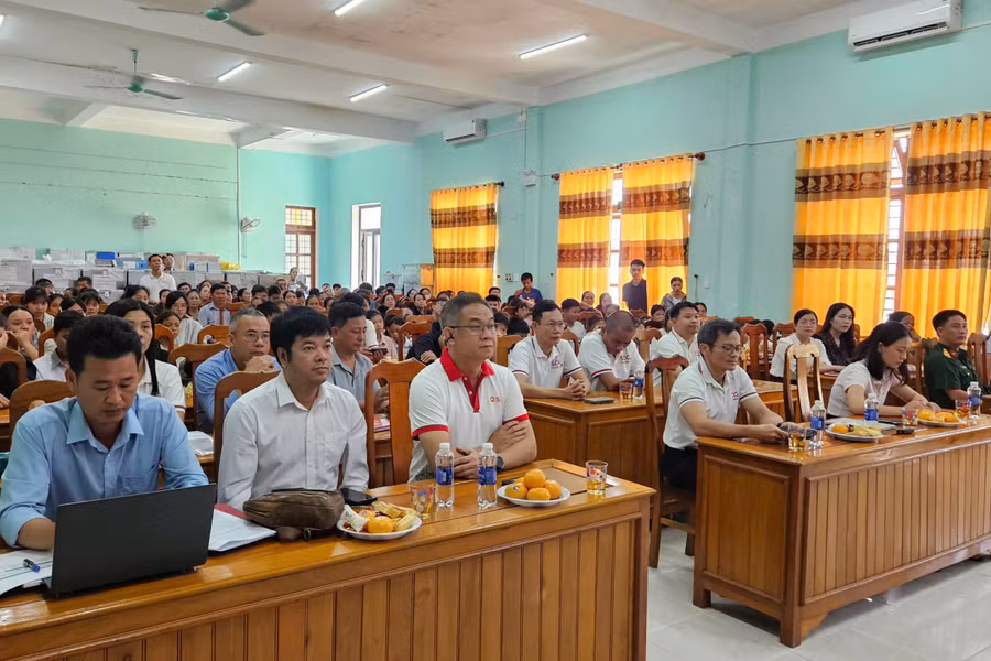 Các đại biểu tham dự buổi lễ trao quà. 1000075637.jpg