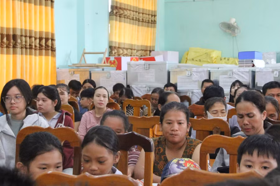 Nhiều phụ huynh và học sinh không giấu nổi xúc động khi đón nhận món quà của nhà tài trợ. 1000075638.jpg