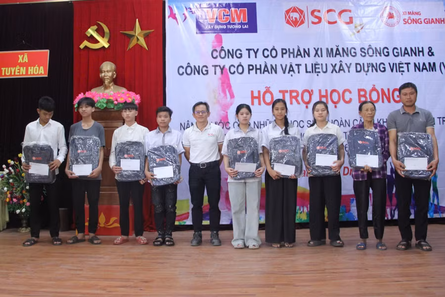 Bên cạnh phát triển kinh tế, Xi măng Sông Gianh và VCM luôn tập trung chú trọng vào các hoạt động nhân ái và an sinh xã hội. 1000075632.jpg