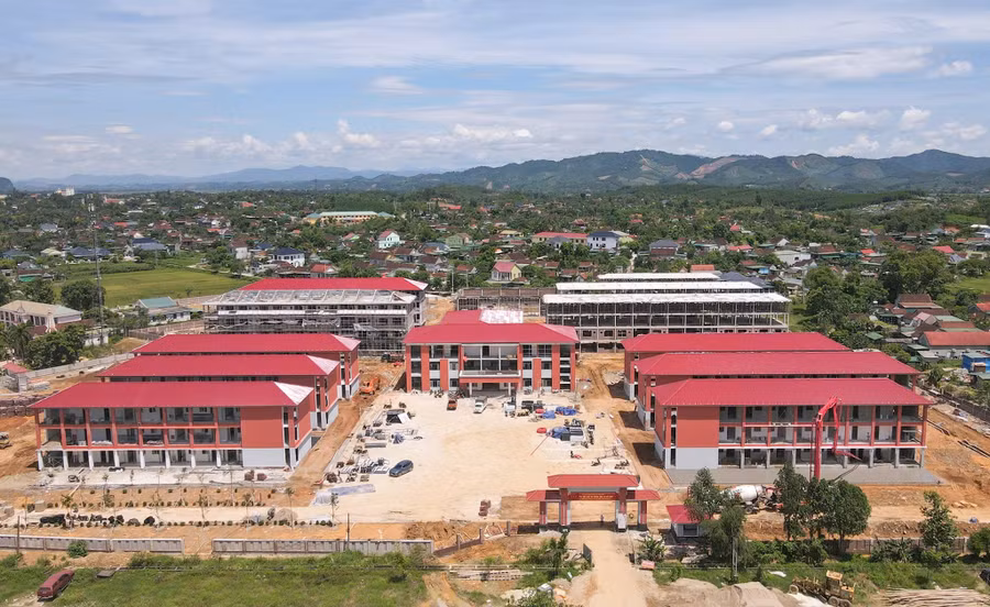 Ngày 5/9, Trường Phổ thông nội trú liên cấp TH và THCS Anh Sơn được lựa chọn làm điểm cầu chính diễn ra lễ khai giảng năm học mới của tỉnh Nghệ An. Đây cũng là một trong 10 trường nội trú liên cấp vùng biên Nghệ An được khánh thành, đưa vào sử dụng dịp này. truong-lien-cap-na-2145.jpg
