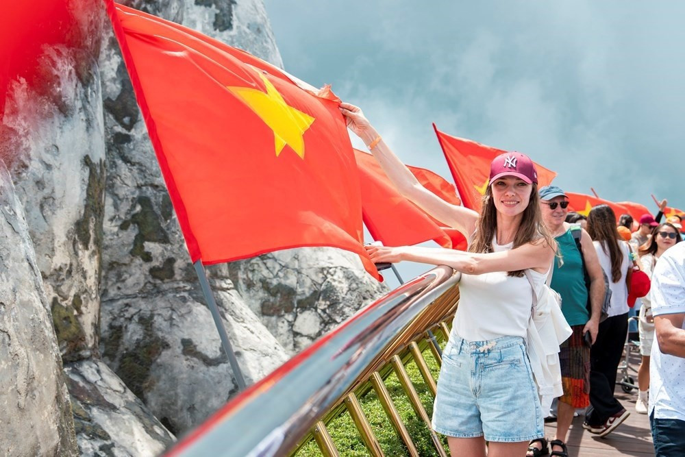 Khách quốc tế check-in Cầu Vàng trên đỉnh Bà Nà Hills dịp Quốc khánh 2/9. Ảnh: Bộ VHTT&DL 1kdl1.jpg