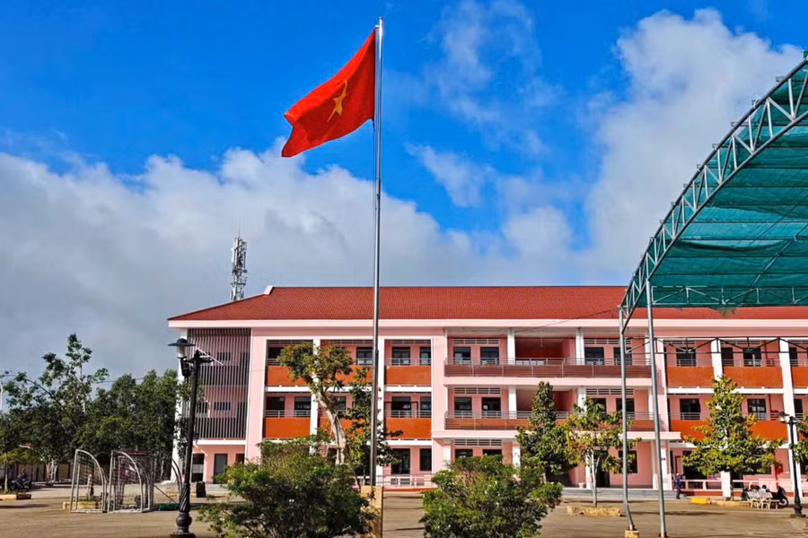 Khang trang ngôi Trường Phổ thông nội trú TH&THCS Vĩnh Gia tại vùng biên An Giang. 0-bien-gioi-vinh-gia-2.jpg