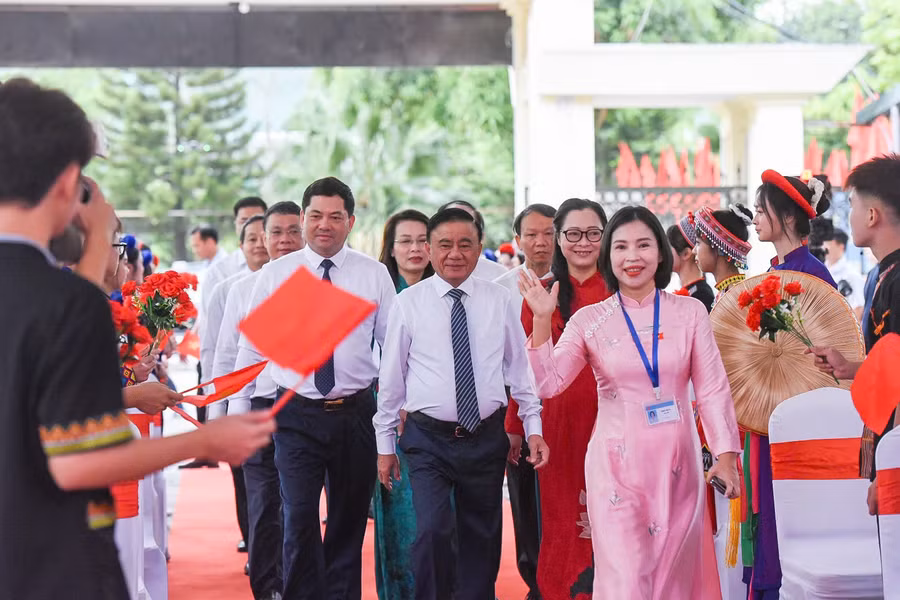 Học sinh Bắc Ninh vinh dự chào đón lãnh đạo Đảng, Nhà nước chung vui ngày khai giảng.