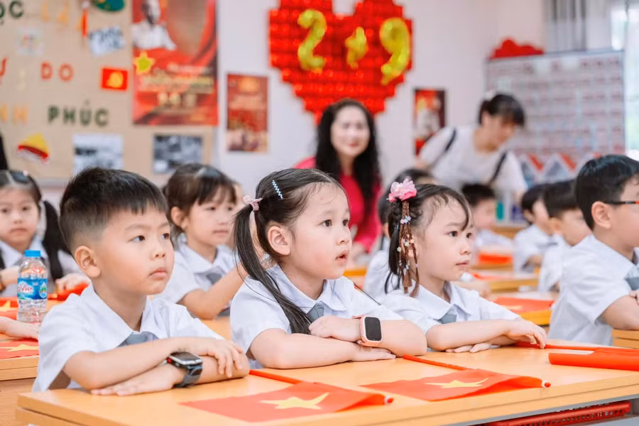 Học sinh Trường Tiểu học Yên Hòa, Hà Nội chào đón năm học mới 2026-2027. Ảnh: Đình Tuệ.
