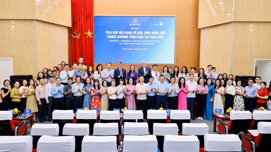 Các chuyên gia, nhà khoa học và đại biểu tham dự hội thảo. binhdanggioi-8.jpg