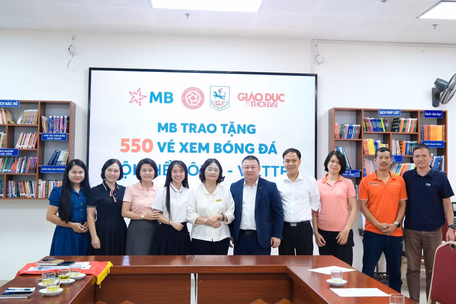Đại diện MB cùng thầy cô giáo Trường THCS Giảng Võ chụp ảnh lưu niệm tại chương trình. mb3.jpg
