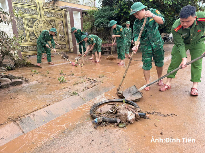 Lực lượng chức năng dọn dẹp hệ thống giao thông do ảnh hưởng mưa lũ tại xã Lao Bảo.