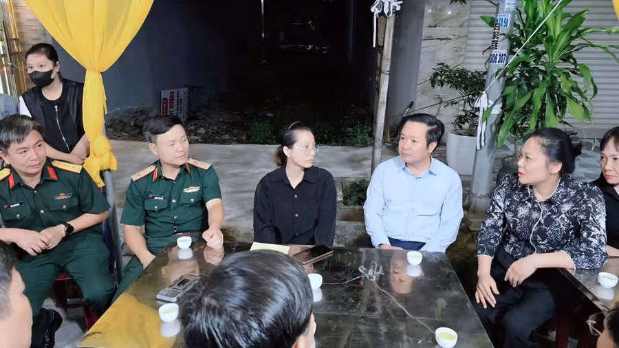 Bí thư Tỉnh uỷ Hưng Yên Phạm Quang Ngọc và Trung tướng Lương Văn Kiểm, Tư lệnh Quân khu 3 thăm hỏi, động viên, chia buồn với gia đình Thiếu tá Trần Văn Tùng.