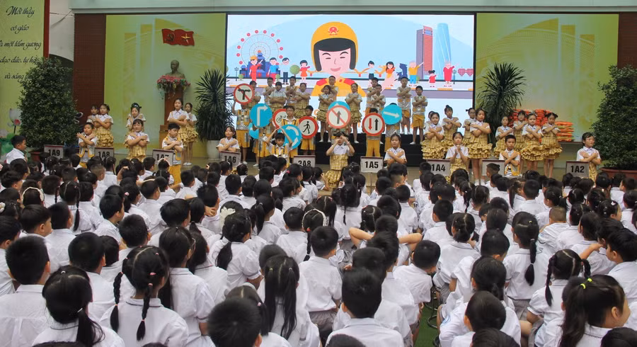 Tiết mục văn nghệ gắn với chủ đề về an toàn giao thông. img-2489.jpg