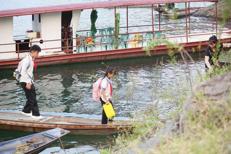 Theo phản ánh, học sinh thôn Ngòi Hoa, xã Mường Hoa, tỉnh Phú Thọ đi thuyền đến trường hằng ngày. Ảnh: Báo Tiền phong.