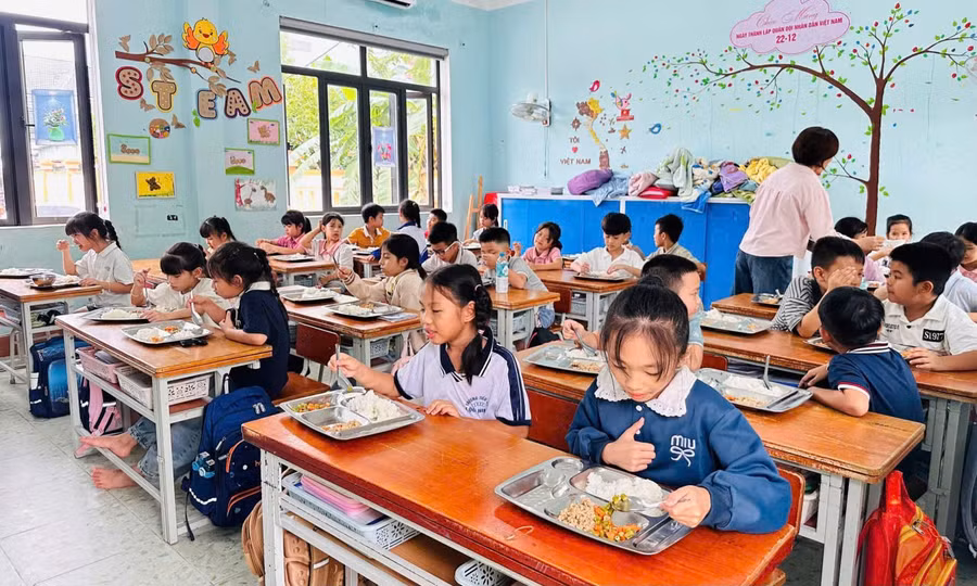 Học sinh Trường Tiểu học Đồng Thuận (Quảng Trị) ăn bán trú tại trường.