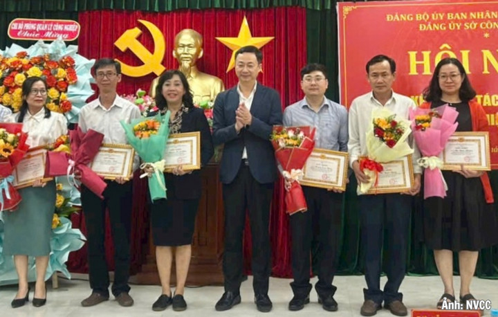 Bà Nguyễn Thị Bích Thu (thứ ba từ trái qua) được trao tặng danh hiệu đảng viên xuất sắc.