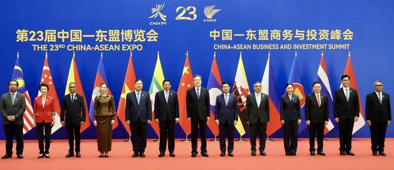 Phó Thủ tướng Thường trực Phạm Gia Túc và Phó Thủ tướng Thường trực Quốc vụ viện Trung Quốc Đinh Tiết Tường cùng lãnh đạo, đại diện các nước tham dự Hội chợ và Hội nghị thượng đỉnh thương mại và đầu tư Trung Quốc - ASEAN lần thứ 23 - Ảnh: CP