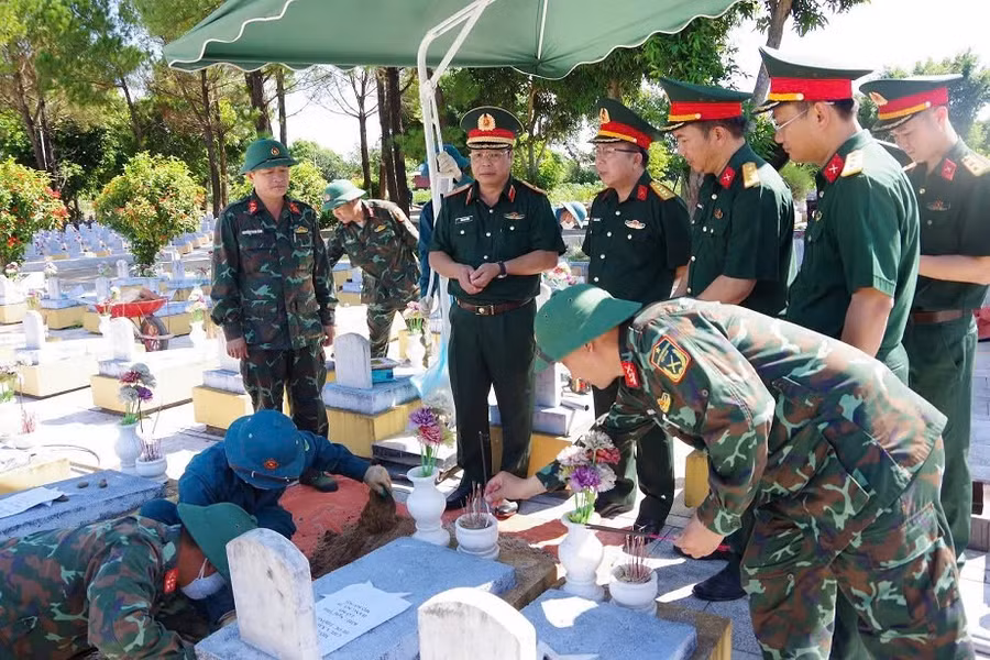 Lực lượng chức năng Quảng Trị hoàn thành việc khai quật, lấy mẫu sinh phẩm hài cốt liệt sĩ. Ảnh: Xuân Diện