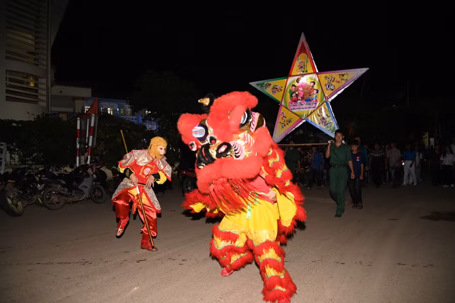 Tiết mục múa lân và rước đèn Trung Thu tại xã biên giới Phong Thổ.