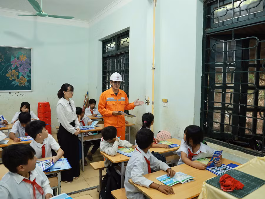 Cán bộ điện lực phổ biến kiến thức an toàn điện cho học sinh.