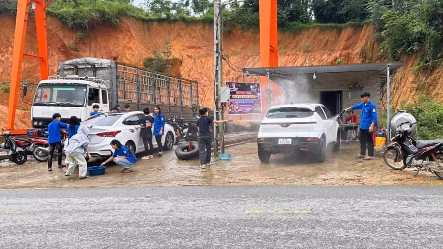 Đoàn TNCS Hồ Chí Minh xã Sơn Hồng rửa xe gây quỹ.