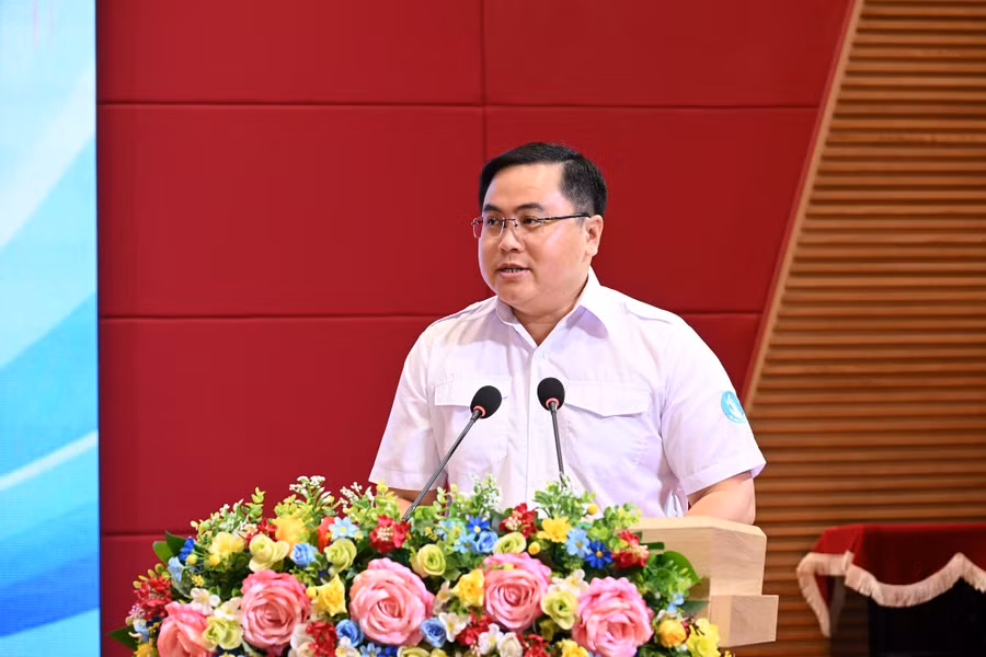 Ông Phan Thanh Trẻ, Phó Bí thư Tỉnh đoàn, Chủ tịch Hội Sinh viên Việt Nam tỉnh Vĩnh Long phát biểu tại buổi đối thoại. dhcl-doi-thoai-sv-2.jpg