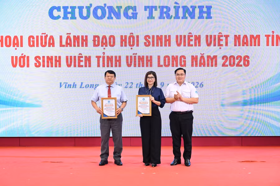 Trao thư cảm ơn cho đơn vị đồng hành. dhcl-doi-thoai-sv-5.jpg