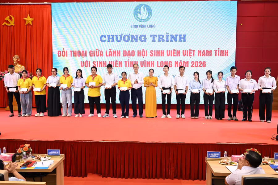 Trao học bổng cho sinh viên có hoàn cảnh khó khăn. dhcl-doi-thoai-sv-6.jpg