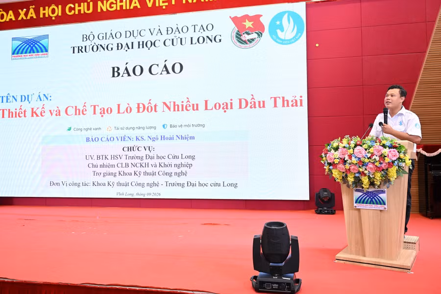 Ông Ngô Hoài Nhiệm (Đoàn Trường Đại học Cửu Long) trình bày Dự án thiết kế, chế tạo lò đốt nhiều loại dầu thải, hiệu suất cao, giảm phát thải. dhcl-doi-thoai-sv-4.jpg