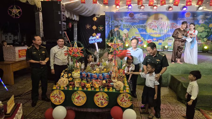 Đêm hội trung thu ý nghĩa với trẻ em, học sinh vùng biên giới.
