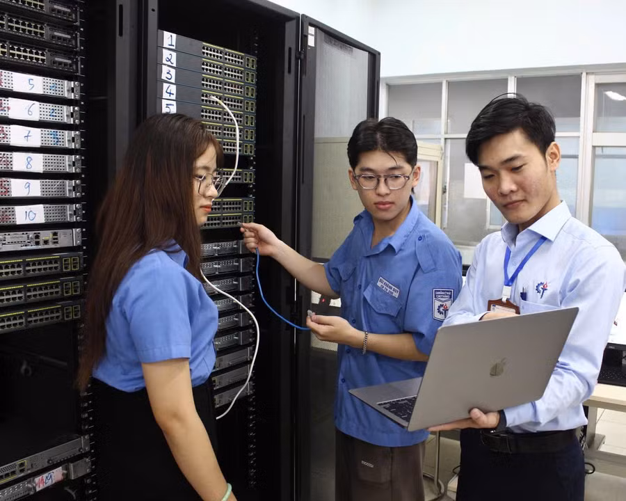 Thúc đẩy kết nối giữa nhà trường - doanh nghiệp - cơ quan quản lý trong đào tạo nguồn nhân lực chất lượng cao
