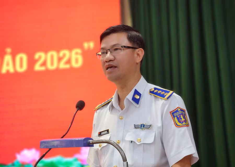 Đại tá Cao Xuân Quận - Phó Chính ủy Bộ Tư lệnh Vùng Cảnh sát biển 3, phát biểu tại hội nghị.