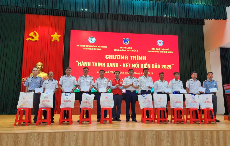 Ban tổ chức trao 10 suất quà cho các quân nhân có hoàn cảnh khó khăn. 1000197179.jpg