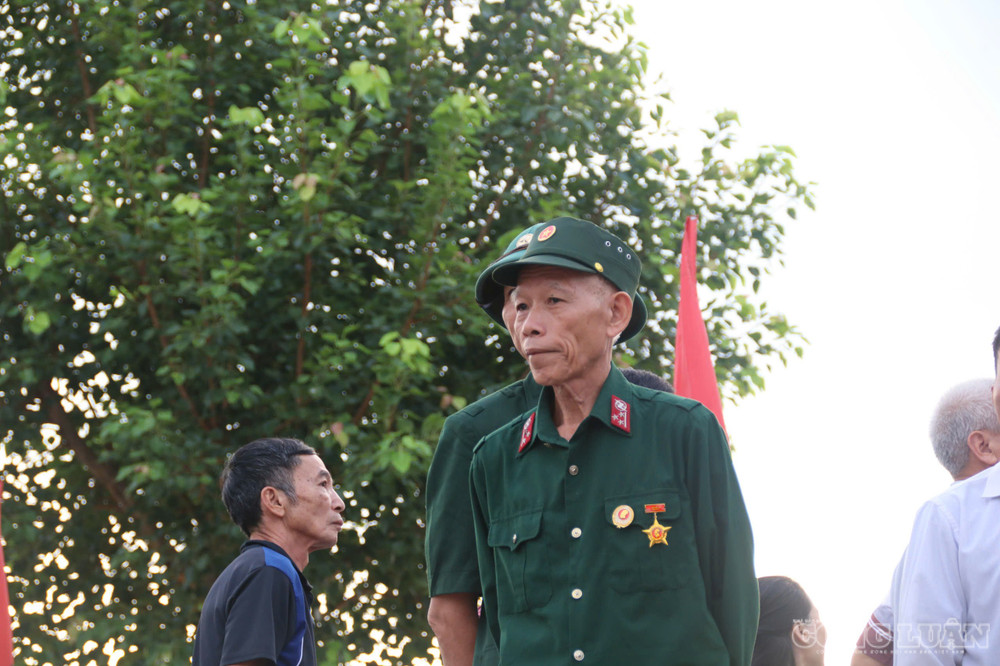 Một người lính già đến tiễn đưa đồng đội... clo_br_linh-ga.jpg