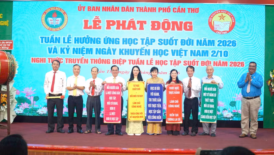Đại biểu thực hiện nghi thức truyền thông điệp Tuần lễ học tập suốt đời năm 2026.