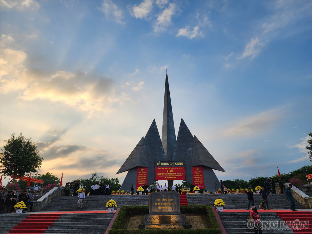 Đài tưởng niệm các Anh hùng liệt sĩ phường Cam Đường, nơi diễn ra Lễ truy điệu 71 hài cốt liệt sĩ. Ảnh: Đức Toàn clo_br_sang-som.jpg