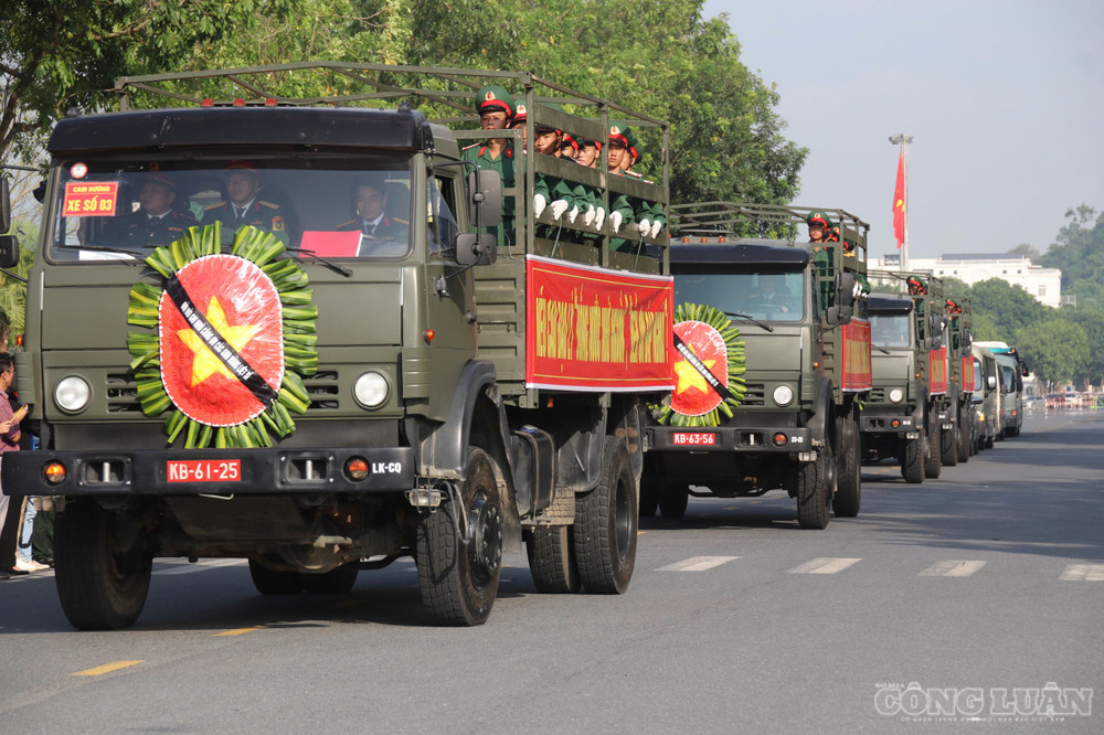 Nghi lễ đưa các hài cốt liệt sĩ đến an táng tại nghĩa trang liệt sĩ phường Cam Đường và xã Bảo Thắng. Ảnh: Đức Toàn clo_br_anh-ls.jpg
