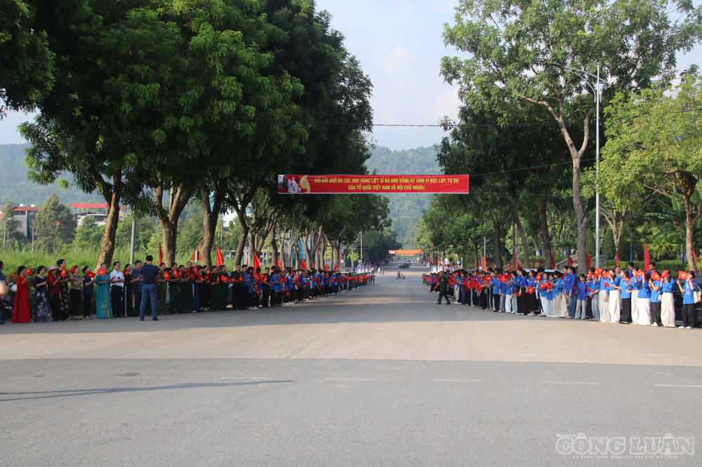 Rất đông người dân đã đứng 2 bên đường để tiễn biệt các liệt sĩ. Ảnh: Đức Toàn clo_br_anh-ls2.jpg