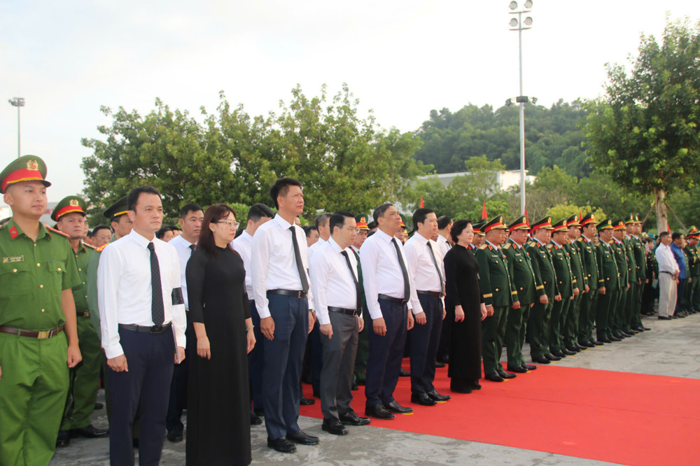 Lãnh đạo Chính phủ, Bộ Quốc phòng và tỉnh Lào Cai đứng trang nghiêm trước anh linh các liệt sĩ tại lễ truy điệu. Ảnh: Đức Toàn dai-bieu.jpg