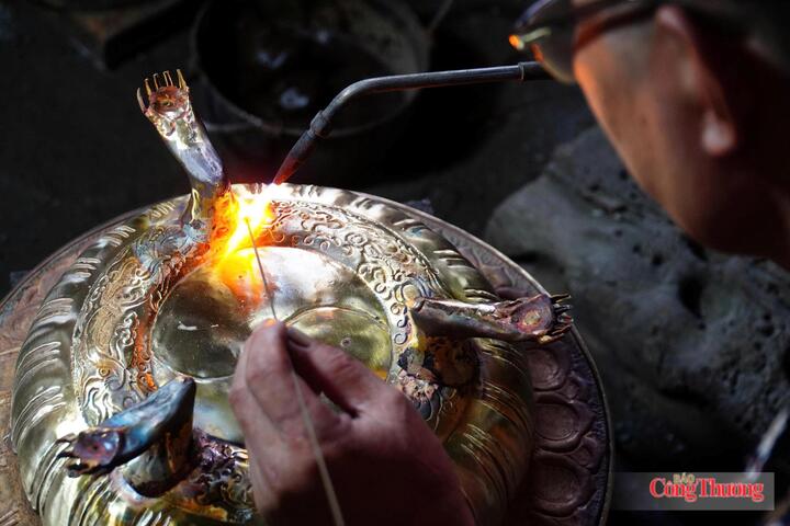 Những nét ve, nét chạm được ông Tuân làm rất tỉ mỉ, tinh xảo. Ảnh: Minh Đức