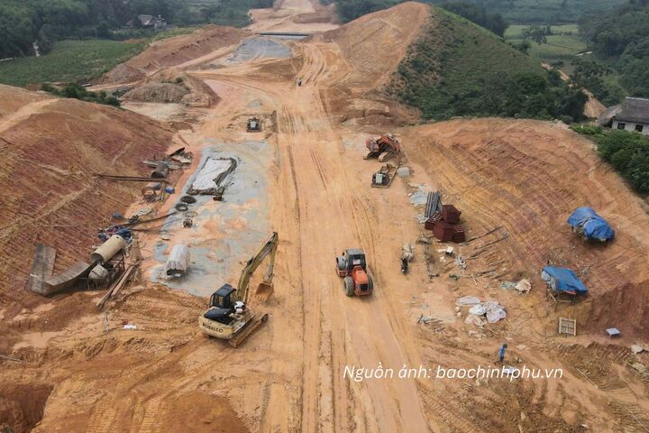 Đầu tư công, đầu tư tư nhân, tiêu dùng của người dân và doanh nghiệp, cũng như dòng vốn đầu tư nước ngoài vào Việt Nam đang tạo thêm các động lực cho tăng trưởng.