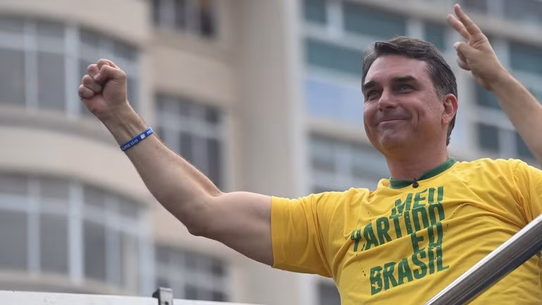 Thượng nghị sĩ Flavio Bolsonaro phát biểu tại một cuộc vận động tranh cử ở Rio de Janeiro, ngày 16/8/2026.