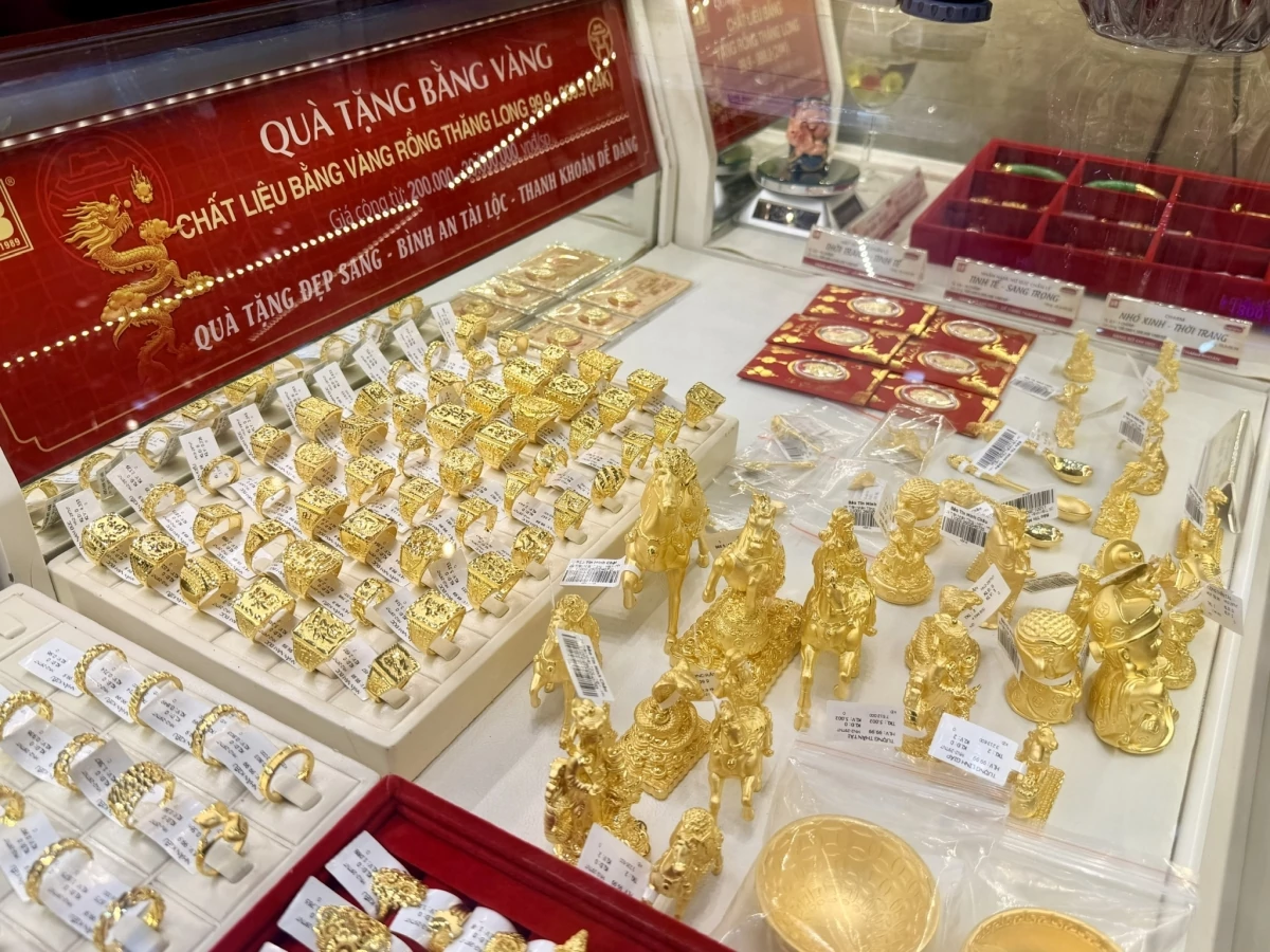 Giá vàng hôm nay: SJC giữ giá, vàng thế giới tìm lại sắc xanh