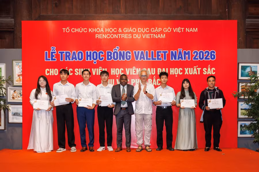 Sinh viên Lồ A Dê (Ngoài cùng bên phải) vinh dự nhận học bổng Vallet năm 2026.